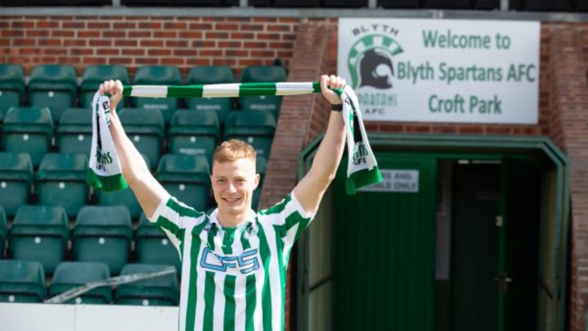 Defender Rhys Evans commits future to Blyth Spartans