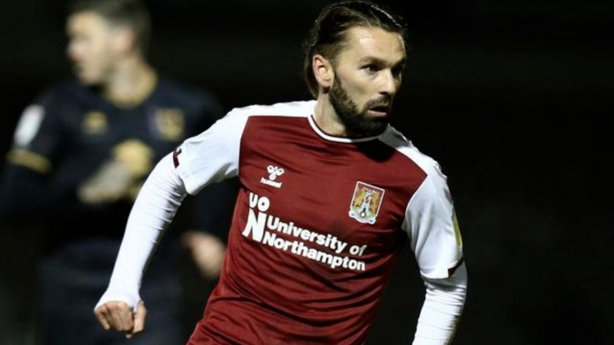Southend United boss Phil Brown counting on Ricky Holmes to sign a new deal